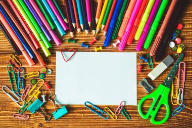 boş kağıt ve renkli kalemler ahşap tablo