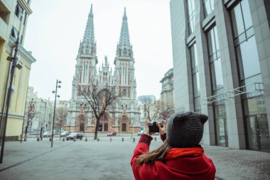 genç kadın almak bir resim eski kilise