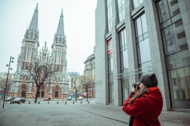 genç kadın almak bir resim eski kilise