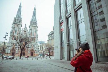 genç kadın almak bir resim eski kilise