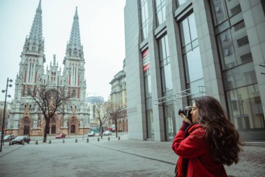 genç kadın almak bir resim eski kilise