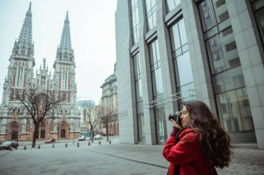 genç kadın almak bir resim eski kilise