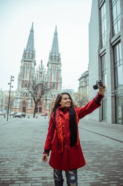 genç güzel kadını kabul selfie gotik kilisesi önünde