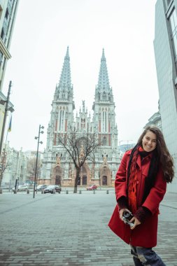 genç güzel kadını kabul selfie gotik kilisesi önünde