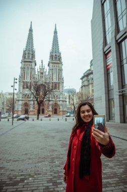 genç güzel kadını kabul selfie gotik kilisesi önünde
