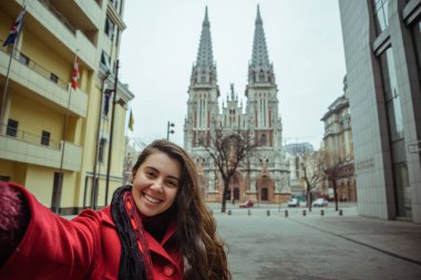 genç güzel kadını kabul selfie gotik kilisesi önünde