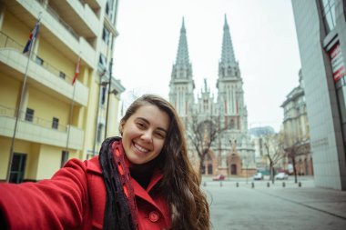genç güzel kadını kabul selfie gotik kilisesi önünde
