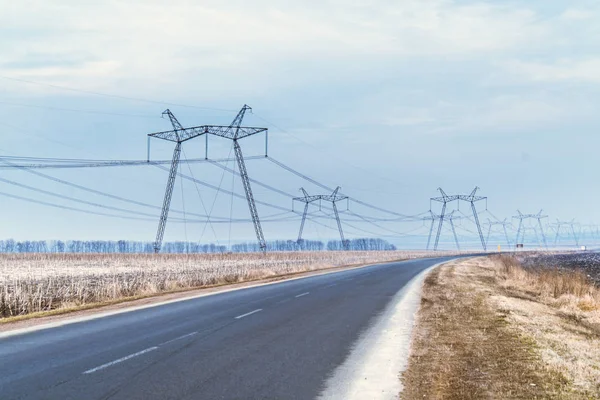 Yüksek gerilim pole ve yol