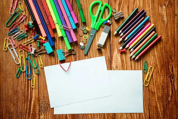 boş kağıt ve renkli kalemler ahşap tablo