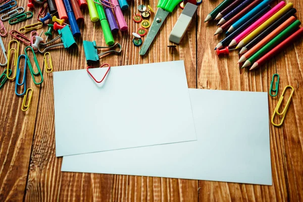 boş kağıt ve renkli kalemler ahşap tablo