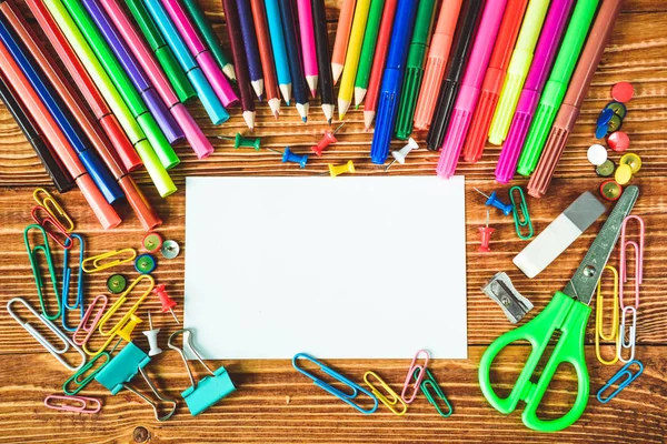 boş kağıt ve renkli kalemler ahşap tablo