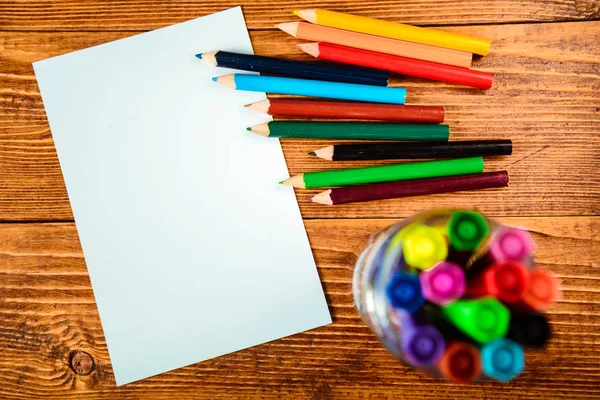 Ahşap Resepsiyon Masa ile defter, renk kalemler