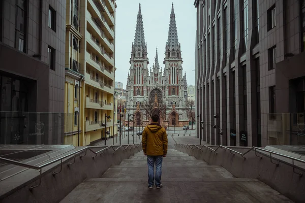 O único homem olha para a igreja gótica — Fotografia de Stock