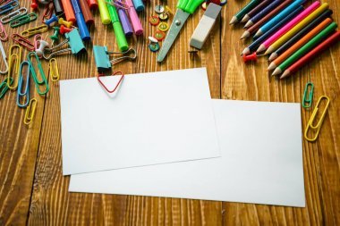 kalemler ve makas ile boş kağıt levha