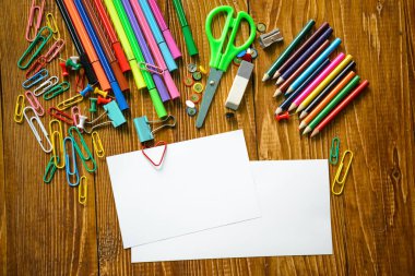 kalemler ve makas ile boş kağıt levha