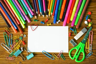 kalemler ve makas ile boş kağıt levha