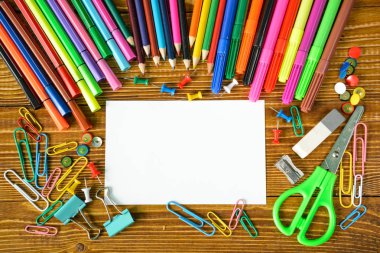 kalemler ve makas ile boş kağıt levha