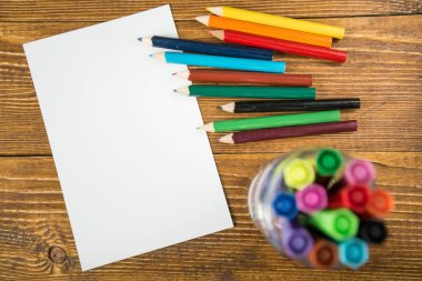 işaretçileri olan masada temiz çarşaf