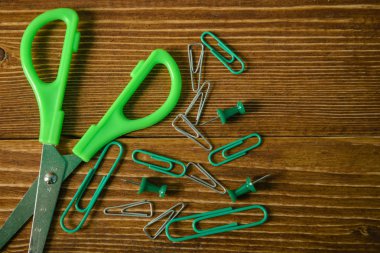 makas ve renkli kalemler ve Klipler