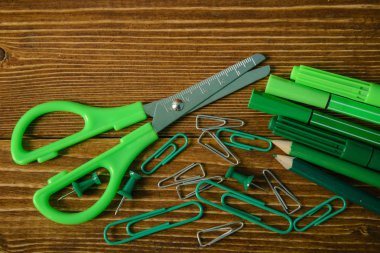 makas ve renkli kalemler ve Klipler