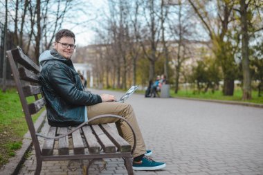 Genç modern işadamı Park'ta çalışma