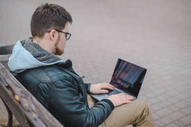 Genç modern işadamı Park'ta çalışma