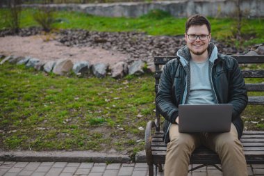 Genç modern işadamı Park'ta çalışma