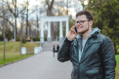 Yang adam dizüstü bilgisayar ile telefon