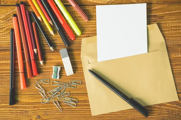 beyaz sayfa dönüştürmek kalemleri makasla