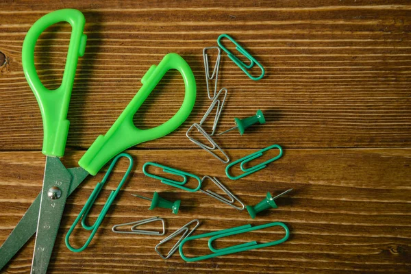 makas ve renkli kalemler ve Klipler