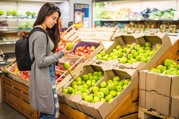 Piękne kobiety zakupy warzyw i owoców w supermarkecie — Zdjęcie stockowe