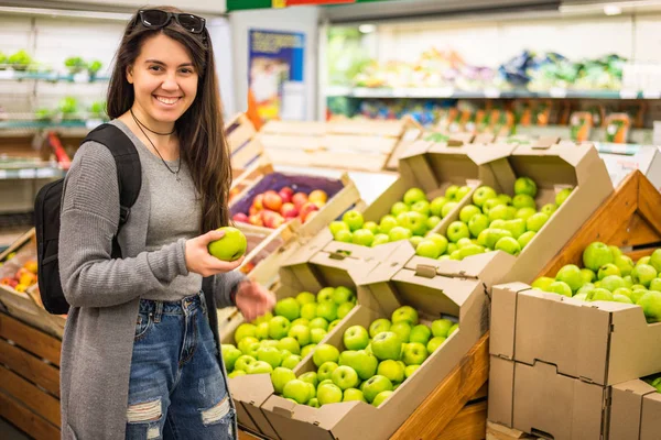 Красивые женщины покупают овощи и фрукты в супермаркете — стоковое фото