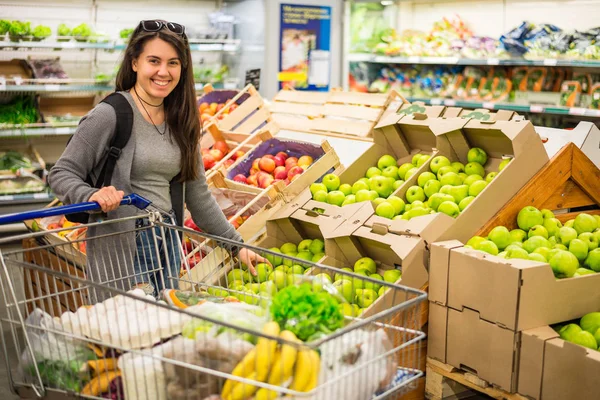 Piękne kobiety zakupy warzyw i owoców w supermarkecie — Zdjęcie stockowe