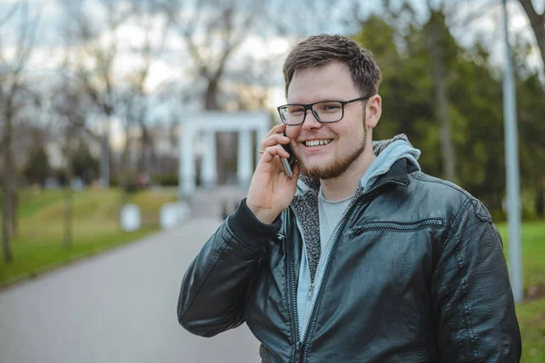 Yang homem no telefone com laptop — Fotografia de Stock