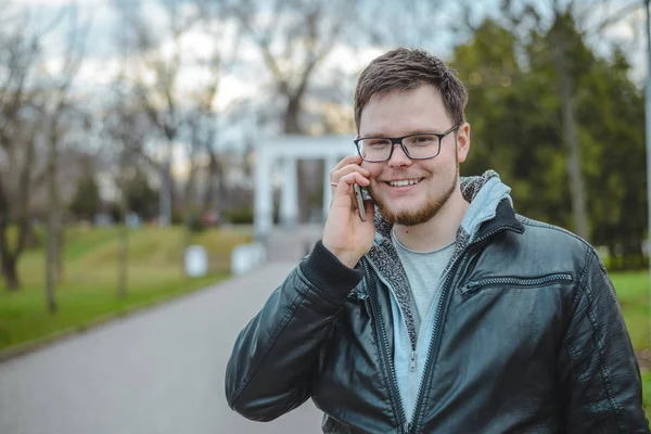 Yang homem no telefone com laptop — Fotografia de Stock