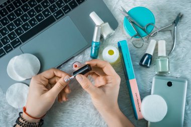 Set için laptop ve smartphone hads ile manikür çivi boyalar