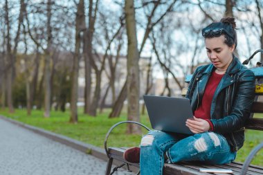 Genç gilr Park'ta çalışma