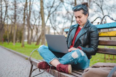 Genç gilr Park'ta çalışma