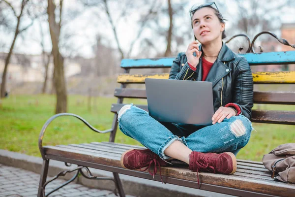 Young gilr working in park — Stock Photo, Image