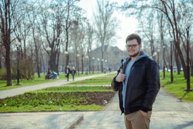 Genç gülümseyen adam bahar Parkı.