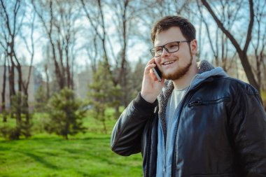 Yang adam parkta smartphone ile