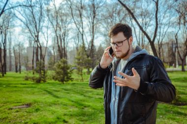 Yang adam parkta smartphone ile