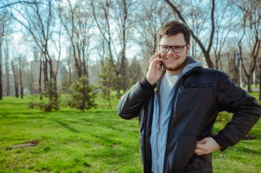 Yang adam parkta smartphone ile