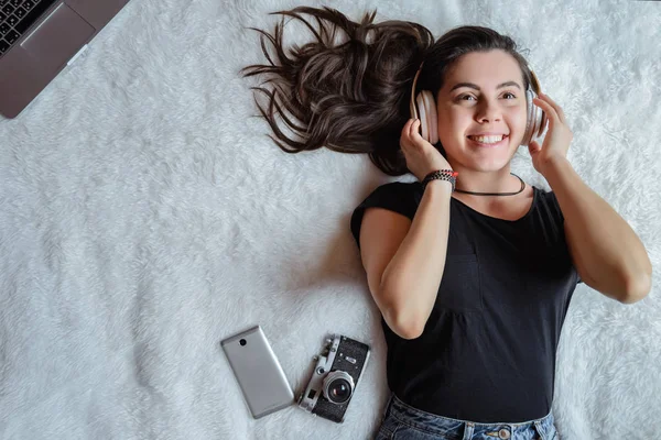 Nő vesz selfie az ágyban, zene — Stock Fotó