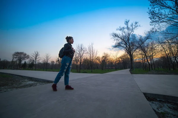 Donna yung guardando il tramonto — Foto Stock