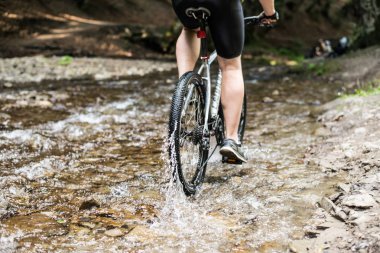 Orman akışı hız Mountainbiker