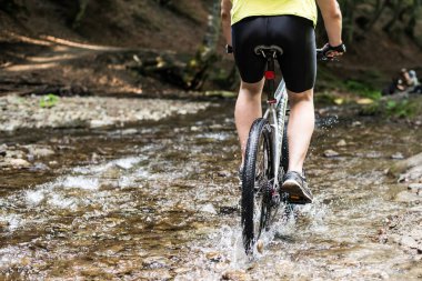 Orman akışı hız Mountainbiker