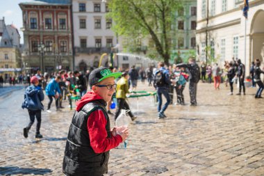Çocuklar birbirlerine su gün sıçrama