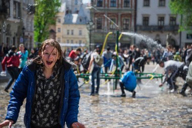 Çocuklar birbirlerine su gün sıçrama