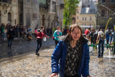 Çocuklar birbirlerine su gün sıçrama